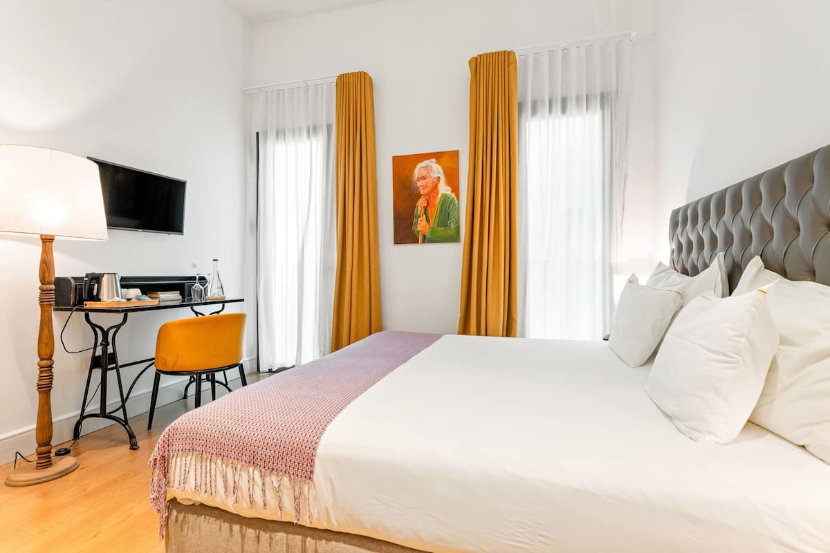 Superior Double or Twin Room | Minibar, in-room safe, desk, blackout drapes