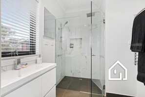 Ensemble douche/baignoire, sĂšche-cheveux, serviettes fournies, savon