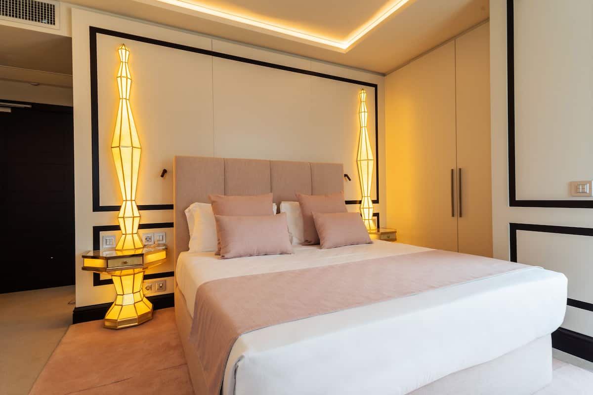 Suite | Minibar, brankas, meja kerja, dan ruang kerja ramah laptop