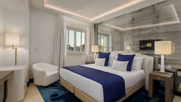 Habitación superior | Minibar, caja de seguridad en la habitación y escritorio