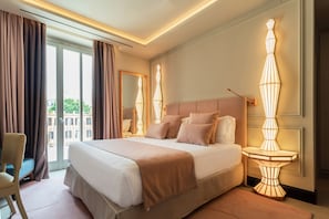 Phòng Deluxe, hiên | Minibar, két bảo mật tại phòng, bàn