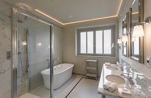 Suite Junior, terrasse | Salle de bain | Douche, articles de toilette gratuits, sèche-cheveux, peignoirs