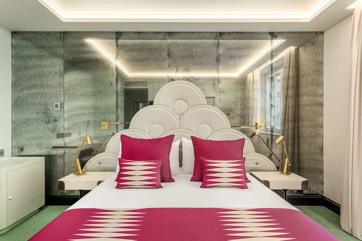 Executive Room | Minibar, in-room safe, desk, laptop workspace