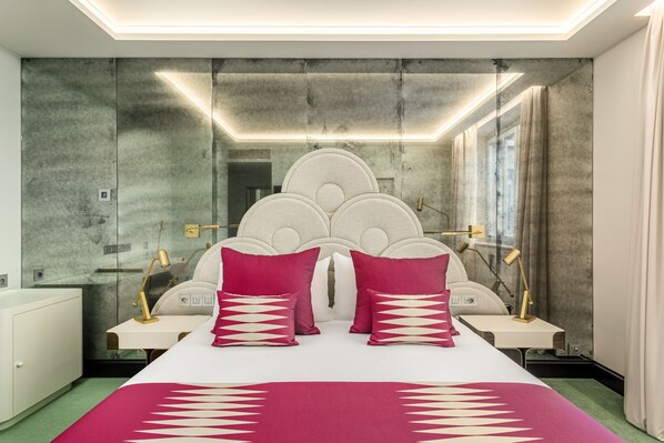Executive Room | Minibar, in-room safe, desk, laptop workspace - Room Mate Collection Filippo, Rome-Fontana di Trevi (Rome)