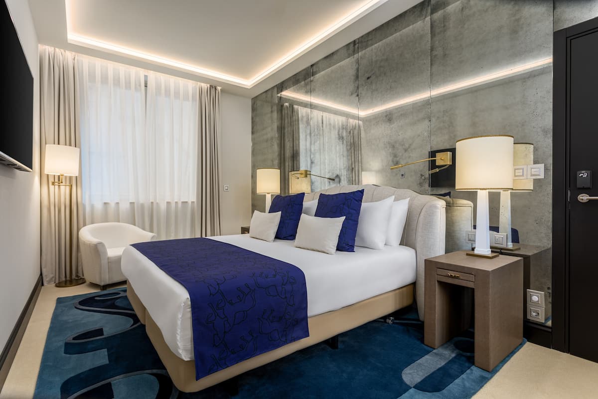 deluxe room | minibar, in-room safe, desk, laptop workspace
