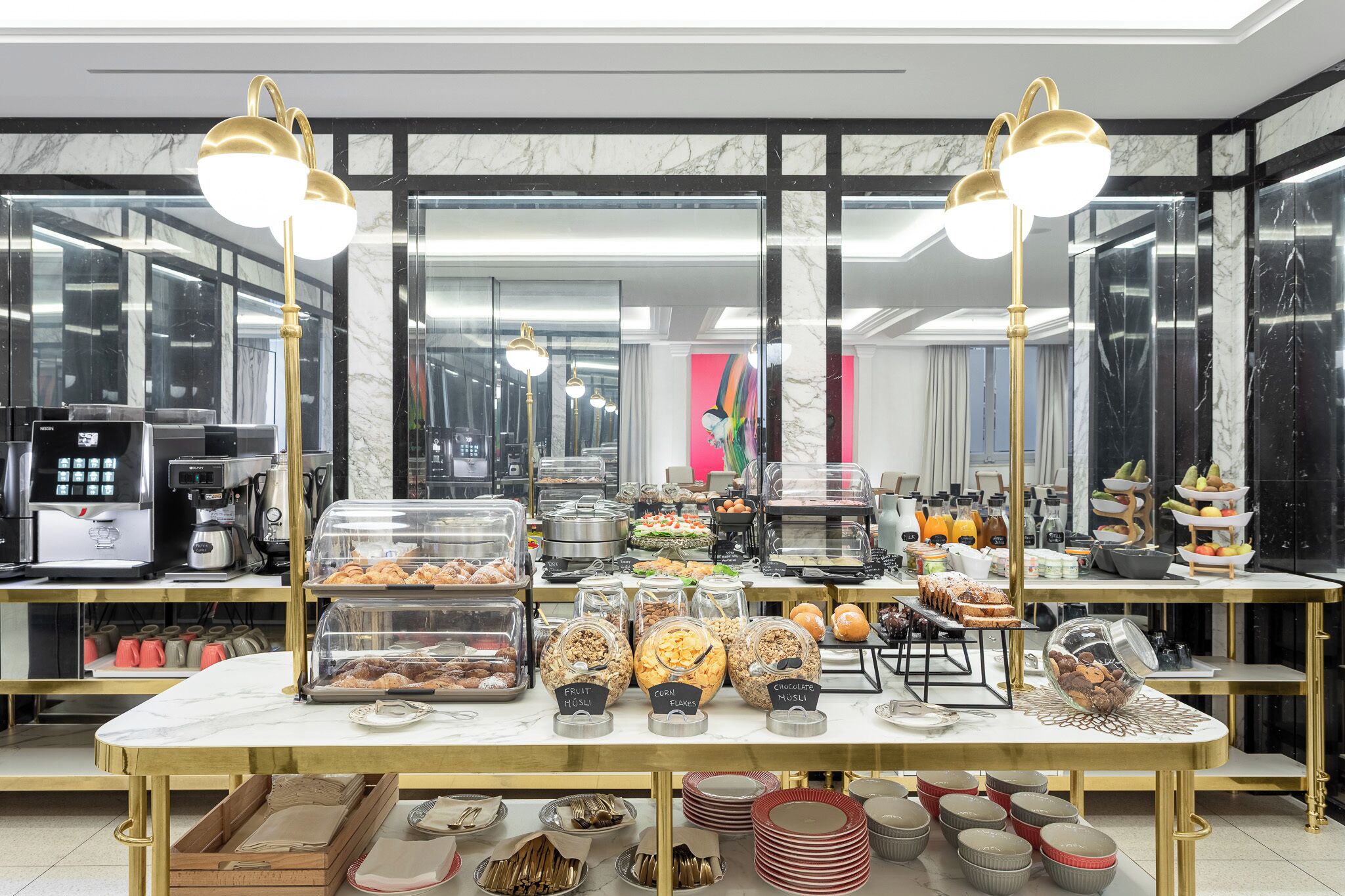 بوفيه فطور يوميًا بتكلفة قدرها (15.9 EUR للشخص)