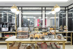 Petit déjeuner buffet (15.9 EUR par personne)