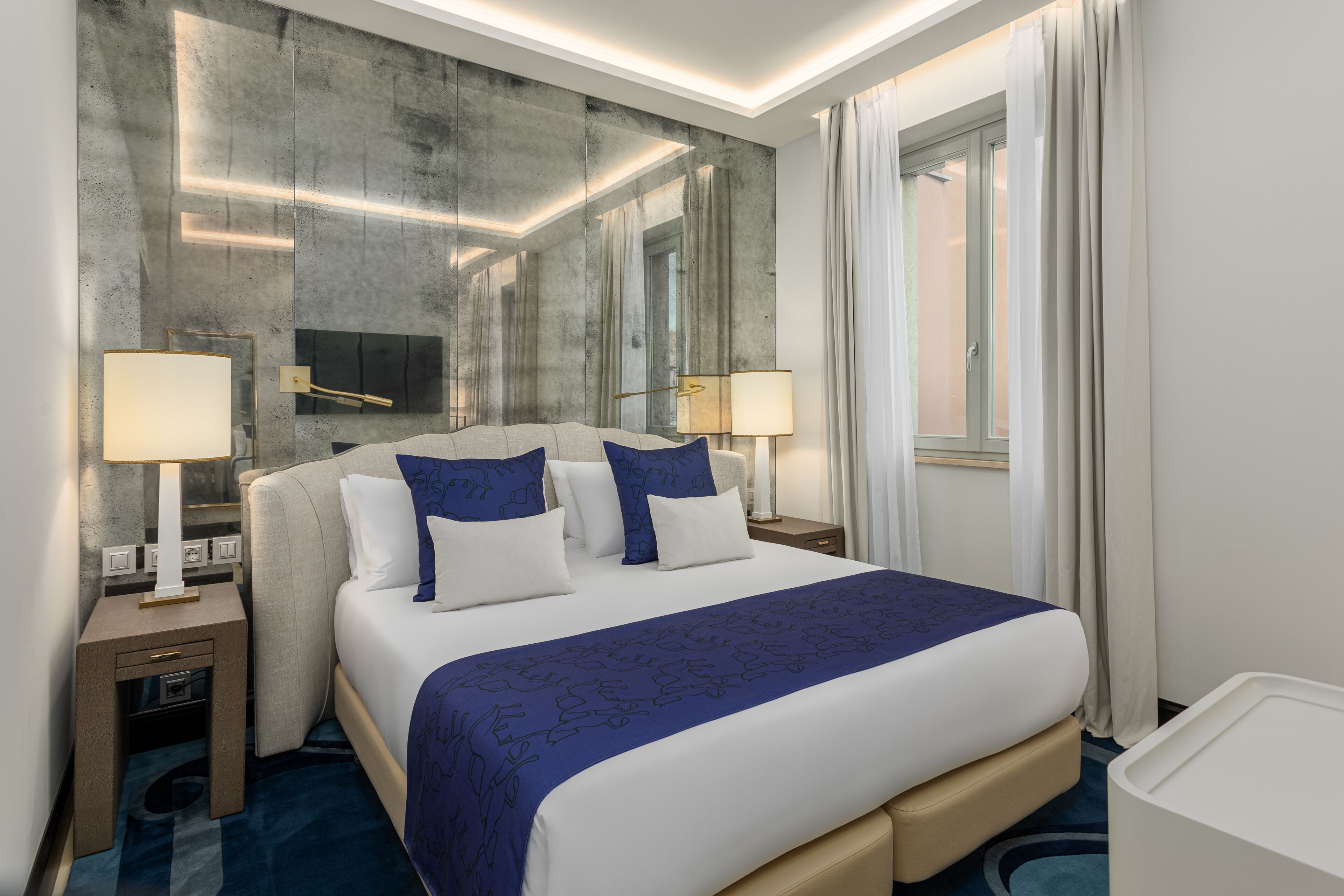 executive room | minibar, in-room safe, desk, laptop workspace