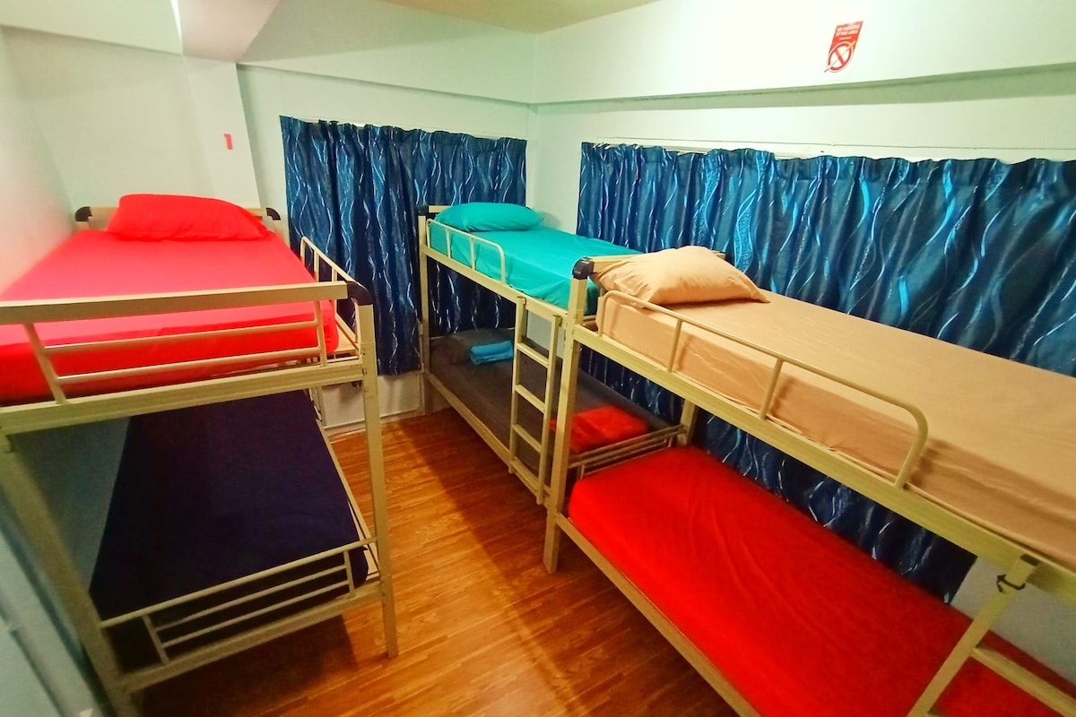 ห้องพักตกแต่งอย่างมีเอกลักษณ์, ตกแต่งพิเศษโดยเฉพาะ, โต๊ะทำงาน