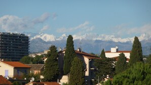 A residential area with a mix of modern and traditional architecture, including a tall apartment building and houses with red-tiled roofs. - VILLENEUVE LOUBET BEACH 5MN FROM BEACHES, 2 BEDROOMS 2 BATHROOMS SEA VIEW, TENNIS  (Villeneuve-Loubet)