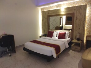 Phòng đôi hoặc 2 giường đơn Superior | Bộ đồ giường cao cấp, nệm có lớp đệm bông, két bảo mật tại phòng