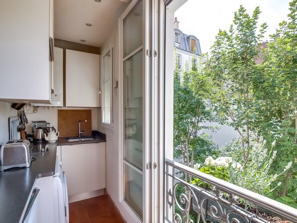 Refrigerador, microondas, cafetera y tetera y tostadora 