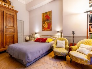 2 bedrooms, iron/ironing board, internet, bed sheets