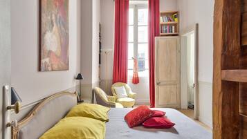 2 bedrooms, iron/ironing board, internet, bed sheets