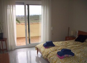 4 slaapkamers, een strijkplank/strijkijzer, reisbedje, internet