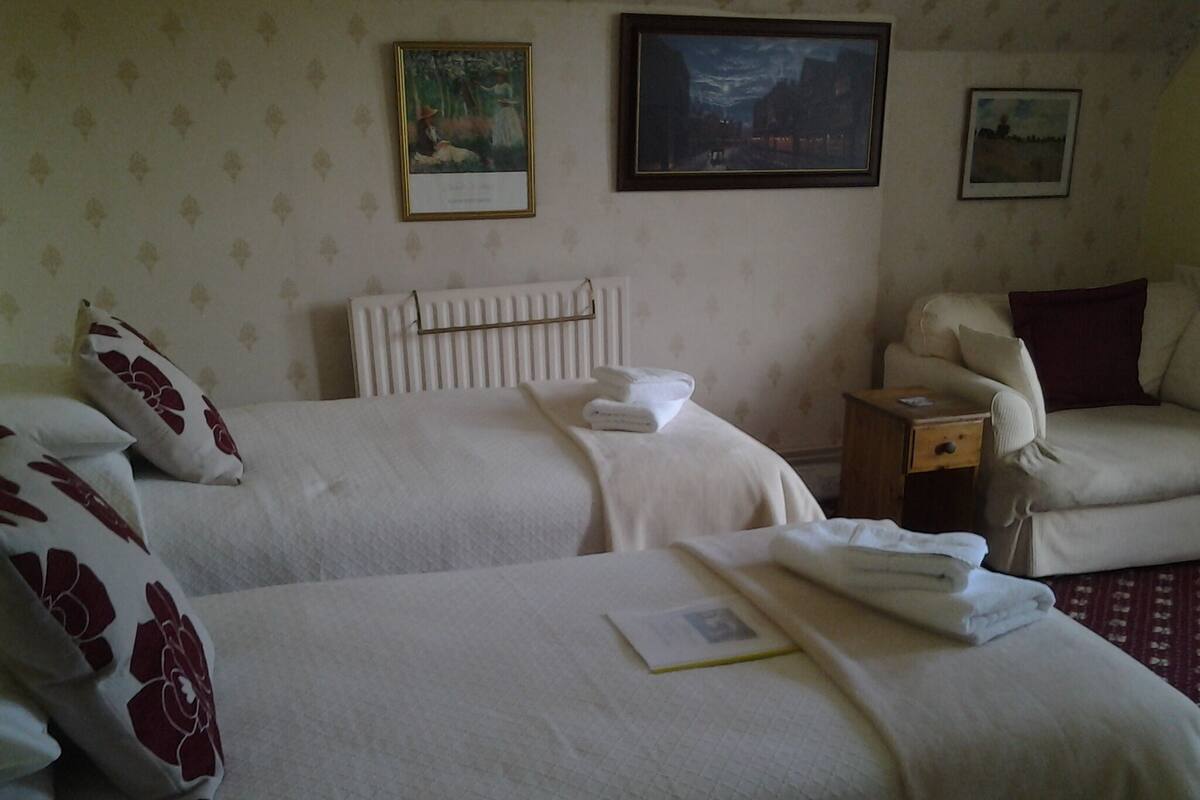 Cots/infant beds, free WiFi