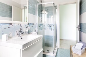 Huoneisto, 2 makuuhuonetta | Kylpyhuone | Suihku, sadesuihkupää, hiustenkuivaaja, bidee