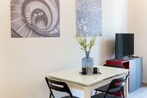 Appartement, 2 chambres | Repas dans la chambre