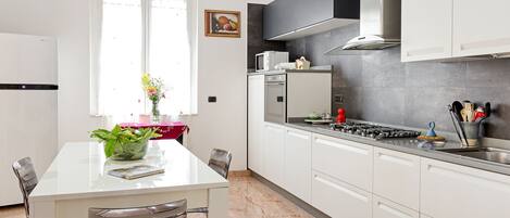 公寓, 4 间卧室 | 私人厨房 | 大冰箱、微波炉、烤箱、炉灶