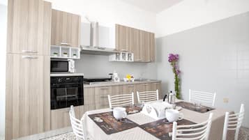Apartment, 2 Bedrooms | In-room dining