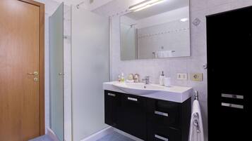 Appartamento, 1 camera da letto | Bagno | Doccia, soffione a pioggia, asciugacapelli, bidet
