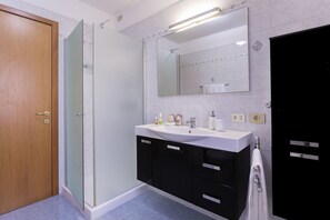 Appartamento, 1 camera da letto | Bagno | Doccia, soffione a pioggia, asciugacapelli, bidet