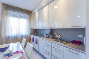 Lägenhet - 1 sovrum | Eget pentry | Stort kylskåp, mikrovågsugn, spishäll och diskmaskin