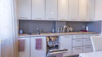 Apartament, 1 dormitori | Cuina bàsica privada | Frigorífic gran, microones, placa de cuina i rentaplats