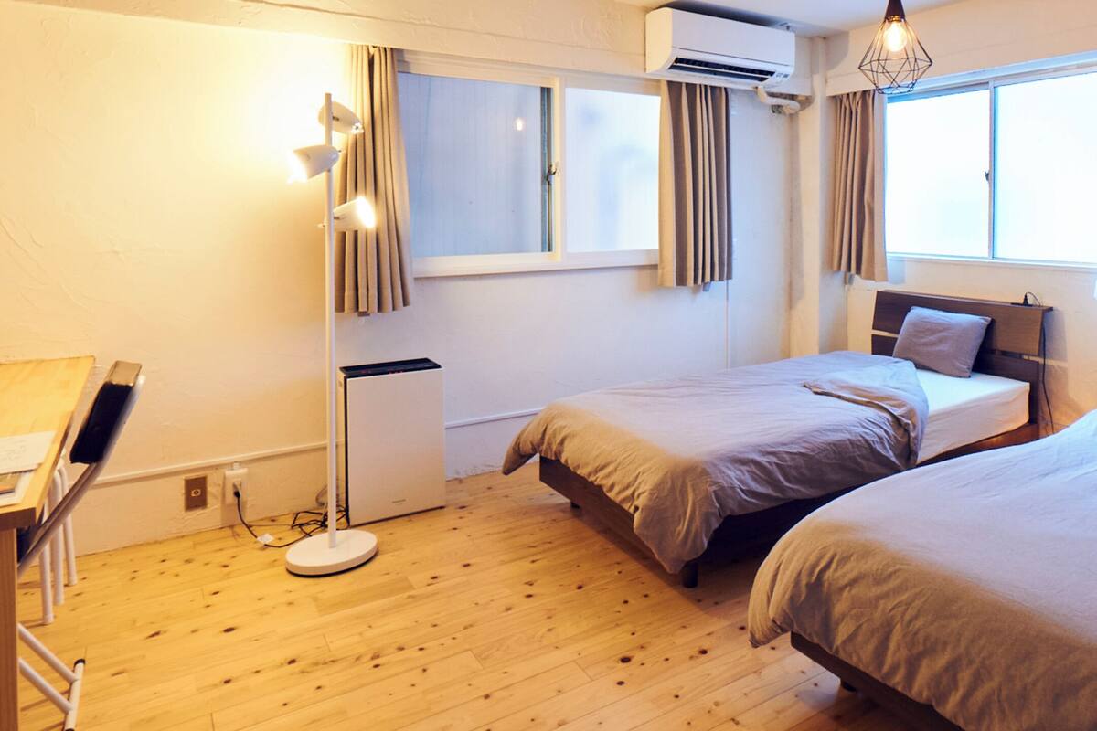 Habitación con 2 camas individuales, para no fumadores, baño compartido | Wifi gratis y ropa de cama