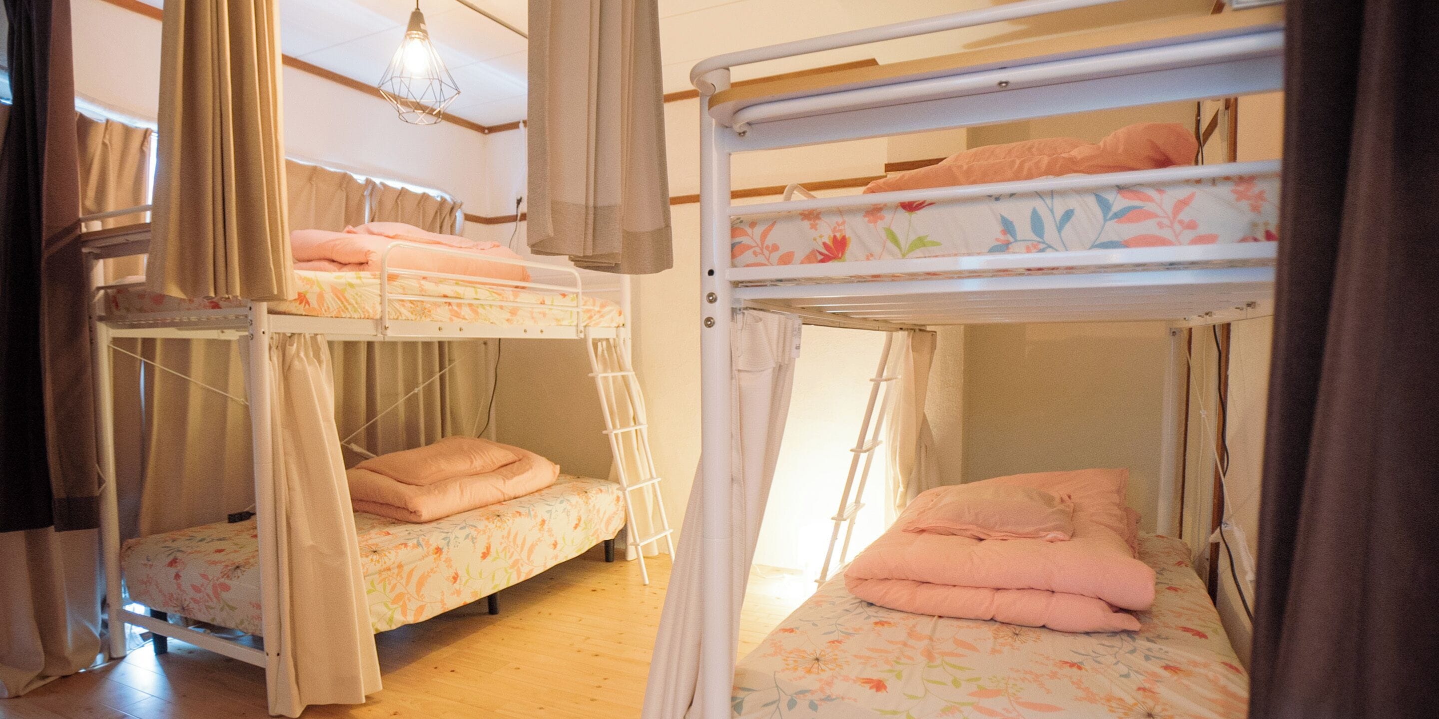 [男性専用] ドミトリー4人相部屋 禁煙 シャワー・トイレ共同 | WiFi (無料)、ベッドシーツ