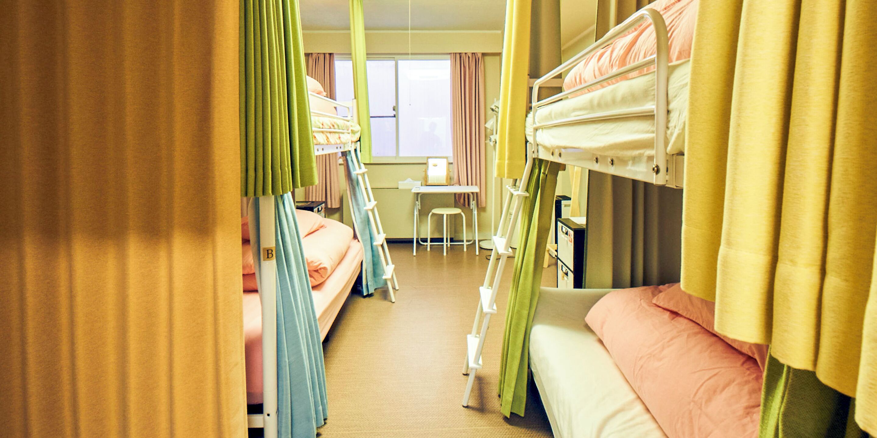 [女性専用] ドミトリー4人相部屋 禁煙 シャワー・トイレ共同 | WiFi (無料)、ベッドシーツ