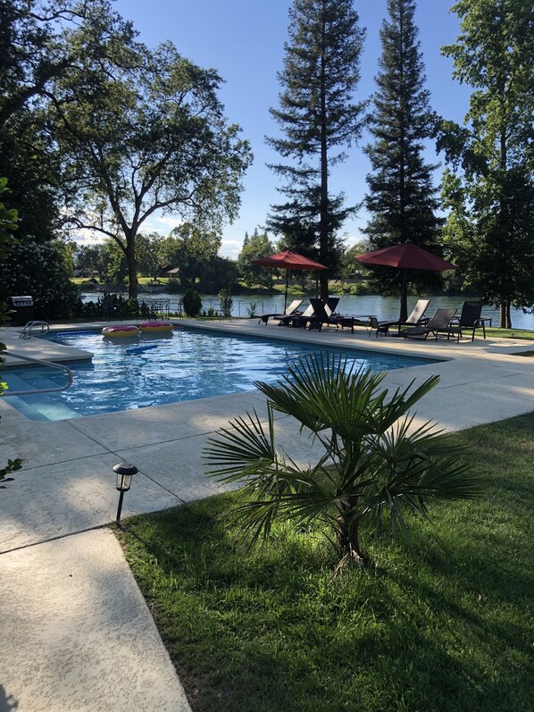 Outdoor pool - Riverhouse Luxury Relaxation around the Pool, Fishing Retreat + Hot Tub Sleeps10 (Anderson)