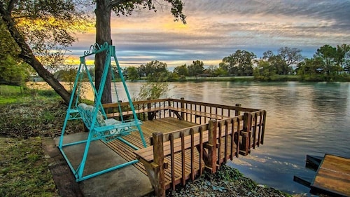 Riverhouse Sanctuary on the Sacramento River — Spa, Pool & Privacy - Sleeps 10