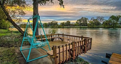 Riverhouse Sanctuary on the Sacramento River — Spa, Pool & Privacy - Sleeps 10
