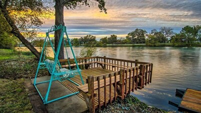 Riverhouse Sanctuary on the Sacramento River — Spa, Pool & Privacy - Sleeps 10