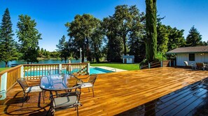 Outdoor dining - Riverhouse Luxury Relaxation around the Pool, Fishing Retreat + Hot Tub Sleeps10 (Anderson)