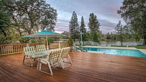 Outdoor pool - Riverhouse Luxury Relaxation around the Pool, Fishing Retreat + Hot Tub Sleeps10 (Anderson)