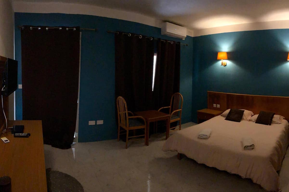 Habitación básica con 1 cama doble o 2 individuales, 1 cama doble | Escritorio y wifi gratis
