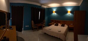 Basic-Doppel- oder -Zweibettzimmer, 1 Doppelbett | Schreibtisch, kostenloses WLAN