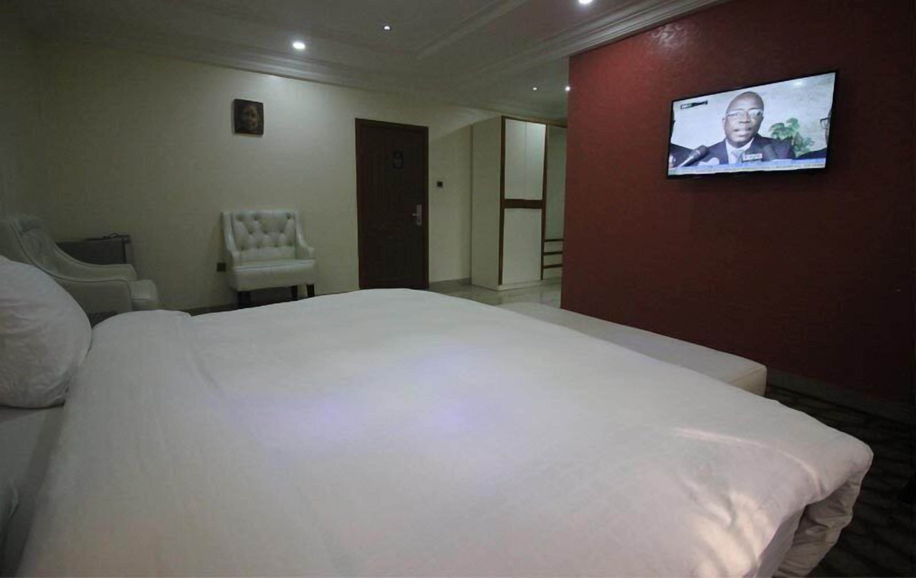 Classic Room | Minibar, desk, laptop workspace, blackout drapes