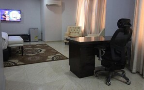 Classic Room | Living area | 32-inch flat-screen TV with satellite channels, TV