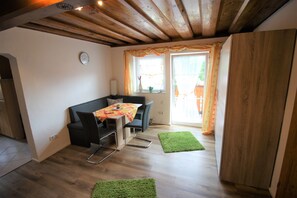 A compact living space with a dining area, a sofa, and a small table. - ★ Sunny apartment / WiFi / parking / pool / 5 people ★ (Bad Goisern am Hallstättersee)