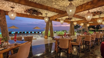 Se sirven desayunos y cocina internacional, con vista al jardín