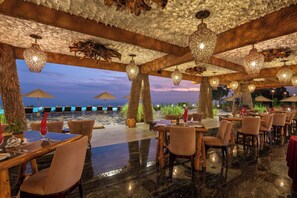 Se sirven desayunos y cocina internacional, con vista al jardín 