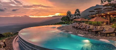 Piscine extérieure, parasols de plage, chaises longues