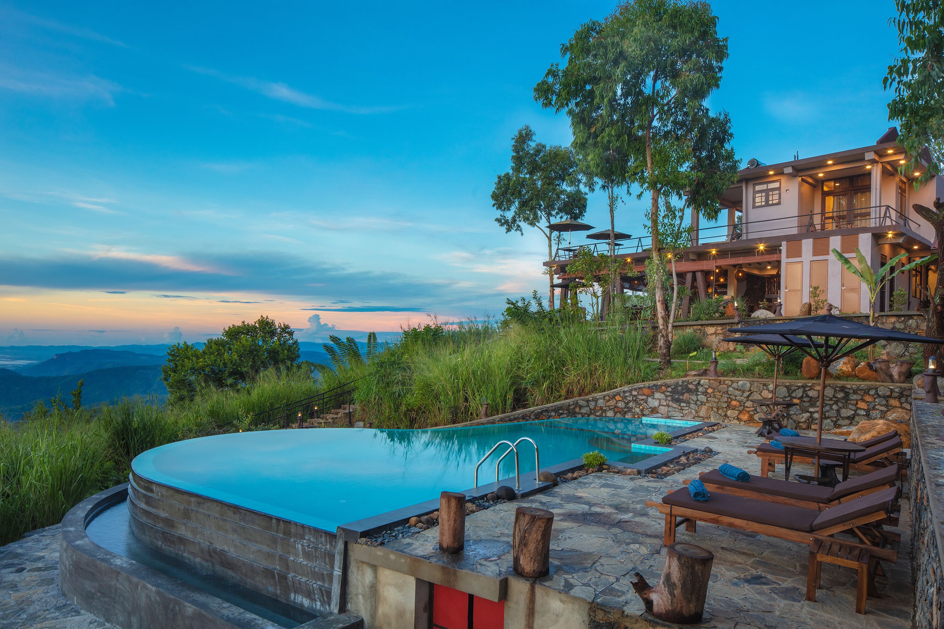 Alberca al aire libre, sombrillas en la alberca y camastros 