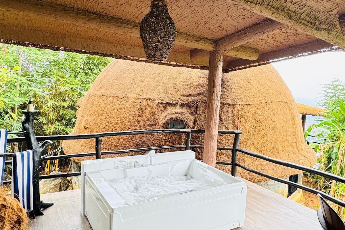 Grand Luxury Beehive with Jacuzzi | 1 bedroom, Egyptian cotton sheets, premium bedding, Select Comfort beds