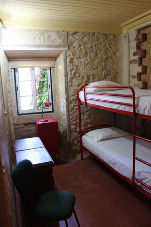Standard Room (1 bed in a 4 bed Dorm) | Tirai kedap cahaya dan seprai linen