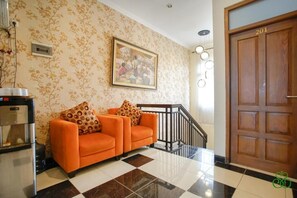 32-inch LED TV with satellite channels, TV - Selaras Inn Syariah (Yogyakarta)