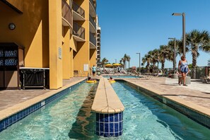 Innendørsbasseng og et oppvarmet basseng